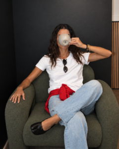 persona tomando café - brvtal